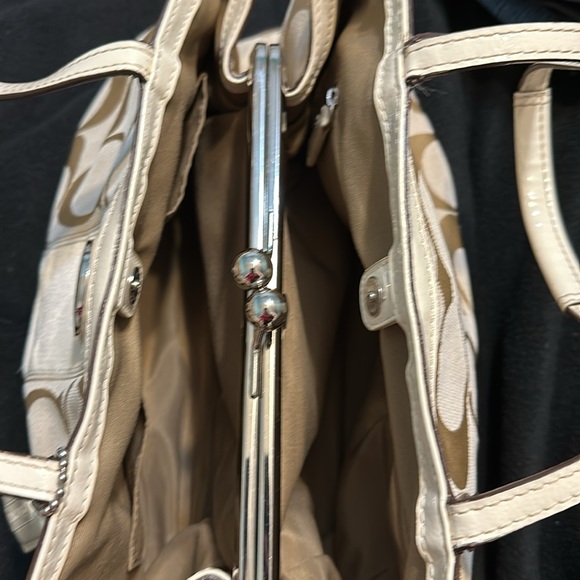 Coach Cream Shoulder Bag with Patterned Design and White Handles - Picture 7 of 10